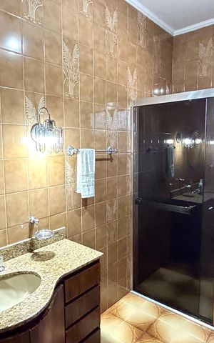 Casa à venda com 354m², 4 quartos e 5 vagas Casa à venda com 354m², 4 quartos e 5 vagasBanheiro 5