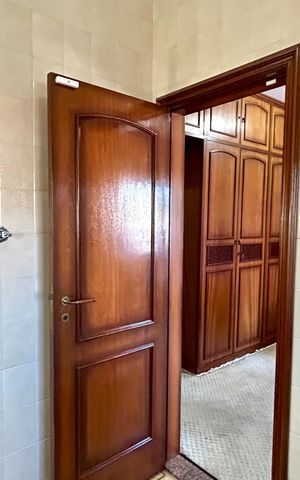 Casa à venda com 354m², 4 quartos e 5 vagas Casa à venda com 354m², 4 quartos e 5 vagasBanheiro 4