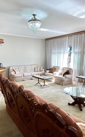 Casa à venda com 354m², 4 quartos e 5 vagas Casa à venda com 354m², 4 quartos e 5 vagasSala