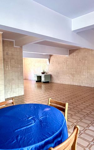 Casa à venda com 354m², 4 quartos e 5 vagas Casa à venda com 354m², 4 quartos e 5 vagasGaragem