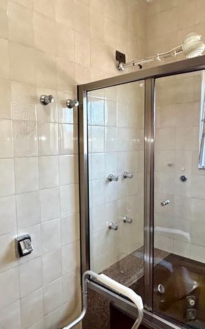 Casa à venda com 354m², 4 quartos e 5 vagas Casa à venda com 354m², 4 quartos e 5 vagasBanheiro 4