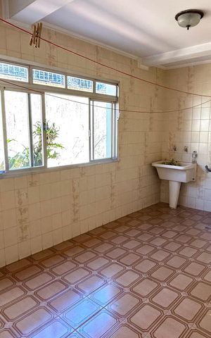 Casa à venda com 354m², 4 quartos e 5 vagas Casa à venda com 354m², 4 quartos e 5 vagasÁrea de Serviço