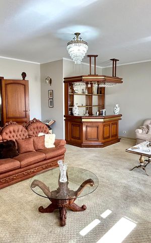 Casa à venda com 354m², 4 quartos e 5 vagas Casa à venda com 354m², 4 quartos e 5 vagasSala