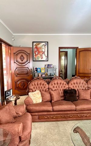 Casa à venda com 354m², 4 quartos e 5 vagas Casa à venda com 354m², 4 quartos e 5 vagasSala