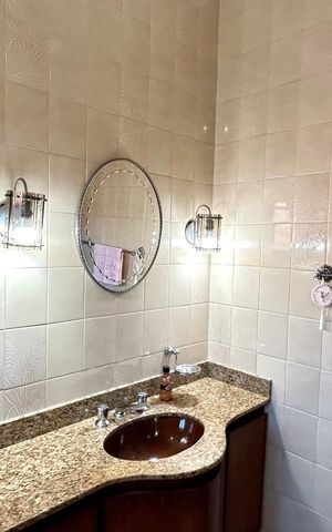 Casa à venda com 354m², 4 quartos e 5 vagas Casa à venda com 354m², 4 quartos e 5 vagasBanheiro 4