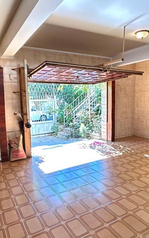 Casa à venda com 354m², 4 quartos e 5 vagas Casa à venda com 354m², 4 quartos e 5 vagasGaragem