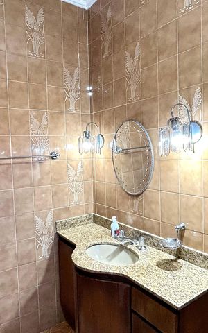 Casa à venda com 354m², 4 quartos e 5 vagas Casa à venda com 354m², 4 quartos e 5 vagasBanheiro 5