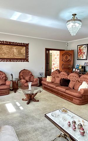 Casa à venda com 354m², 4 quartos e 5 vagas Casa à venda com 354m², 4 quartos e 5 vagasSala