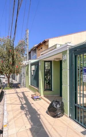 Casa para alugar com 396m², 4 quartos e 6 vagasFachada + plaquinha