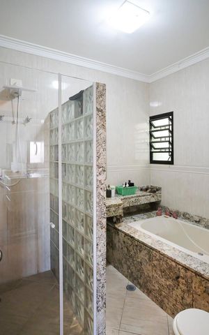 Casa para alugar com 396m², 4 quartos e 6 vagasBanheiro