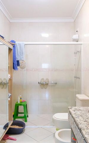 Casa para alugar com 396m², 4 quartos e 6 vagasBanheiro da suíte 1