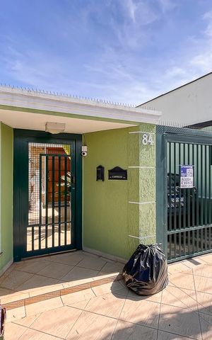 Casa para alugar com 396m², 4 quartos e 6 vagasFachada + plaquinha