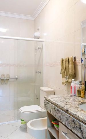 Casa para alugar com 396m², 4 quartos e 6 vagasBanheiro da suíte 1