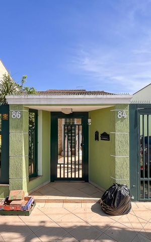 Casa para alugar com 396m², 4 quartos e 6 vagasFachada + plaquinha