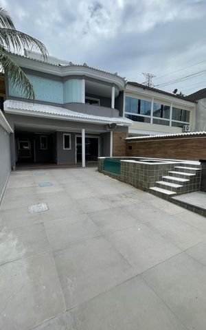 Casa de condomínio à venda com 308m², 3 quartos e 3 vagas