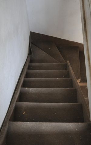 Casa à venda com 66m², 2 quartos e 2 vagasEscada