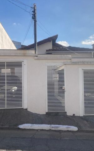 Casa à venda com 195m², 4 quartos e 2 vagasFachada