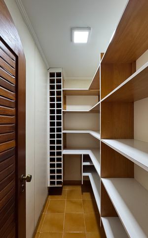Apartamento à venda com 230m², 3 quartos e 3 vagas Apartamento à venda com 230m², 3 quartos e 3 vagasDespensa
