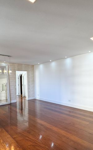 Apartamento à venda com 230m², 3 quartos e 3 vagas Apartamento à venda com 230m², 3 quartos e 3 vagasSala de Jantar