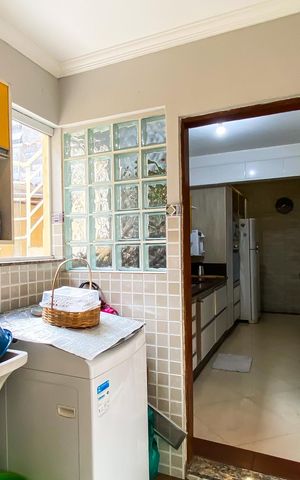 Casa à venda com 240m², 6 quartos e 3 vagas Casa à venda com 240m², 6 quartos e 3 vagasÁrea de Serviço
