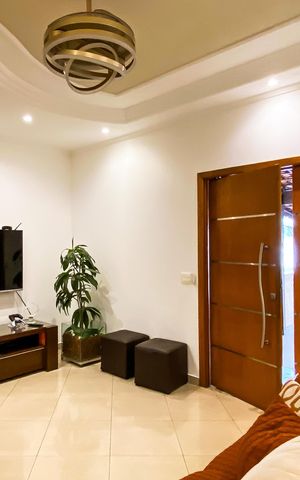 Casa à venda com 240m², 6 quartos e 3 vagas Casa à venda com 240m², 6 quartos e 3 vagasCasa 2 - Sala