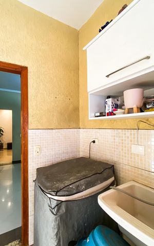 Casa à venda com 240m², 6 quartos e 3 vagas Casa à venda com 240m², 6 quartos e 3 vagasCasa 2 - Área de serviço