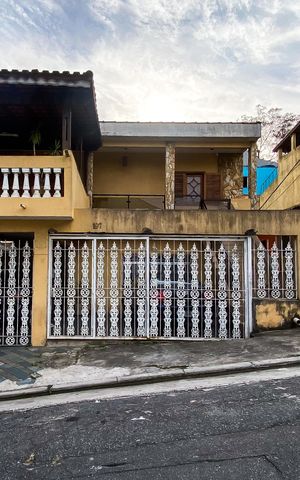 Casa à venda com 240m², 6 quartos e 3 vagas Casa à venda com 240m², 6 quartos e 3 vagasFachada