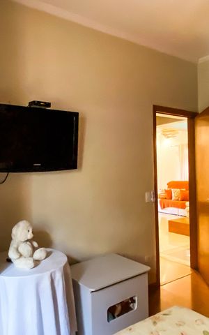Casa à venda com 240m², 6 quartos e 3 vagas Casa à venda com 240m², 6 quartos e 3 vagasCasa 2 - Quarto