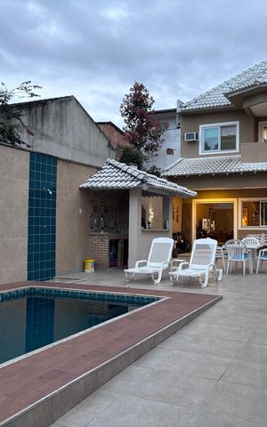 Casa de condomínio à venda com 360m², 4 quartos e 4 vagas Casa de condomínio à venda com 360m², 4 quartos e 4 vagasFachada