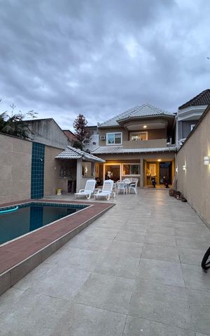 Casa de condomínio à venda com 360m², 4 quartos e 4 vagas Casa de condomínio à venda com 360m², 4 quartos e 4 vagasÁrea externa
