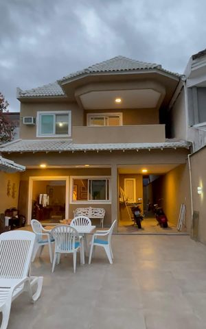 Casa de condomínio à venda com 360m², 4 quartos e 4 vagas Casa de condomínio à venda com 360m², 4 quartos e 4 vagasÁrea externa