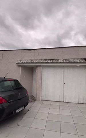 Casa de condomínio à venda com 360m², 4 quartos e 4 vagas Casa de condomínio à venda com 360m², 4 quartos e 4 vagasFachada