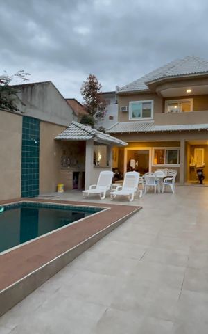 Casa de condomínio à venda com 360m², 4 quartos e 4 vagas Casa de condomínio à venda com 360m², 4 quartos e 4 vagasÁrea externa