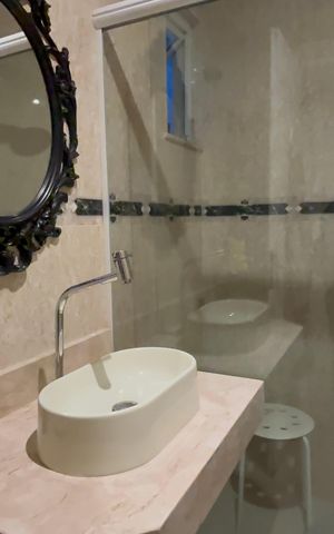 Casa de condomínio à venda com 360m², 4 quartos e 4 vagas Casa de condomínio à venda com 360m², 4 quartos e 4 vagasBanheiro do Quarto 1
