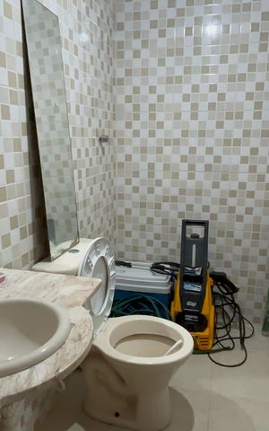 Casa de condomínio à venda com 360m², 4 quartos e 4 vagas Casa de condomínio à venda com 360m², 4 quartos e 4 vagasBanheiro de Serviço
