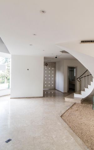 Casa de condomínio à venda com 780m², 4 quartos e 9 vagas Casa de condomínio à venda com 780m², 4 quartos e 9 vagasSala