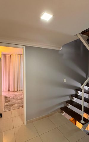Casa de condomínio para alugar com 226m², 3 quartos e 3 vagas Casa de condomínio para alugar com 226m², 3 quartos e 3 vagasEscada