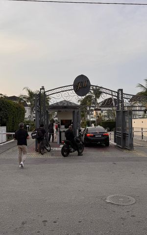 Casa de condomínio para alugar com 226m², 3 quartos e 3 vagas Casa de condomínio para alugar com 226m², 3 quartos e 3 vagasFachada