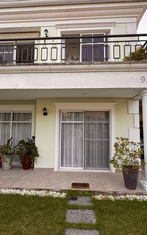 Casa de condomínio para alugar com 226m², 3 quartos e 3 vagas Casa de condomínio para alugar com 226m², 3 quartos e 3 vagasÁrea externa