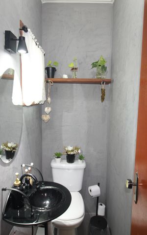 Casa de condomínio à venda com 115m², 3 quartos e 2 vagasLavabo