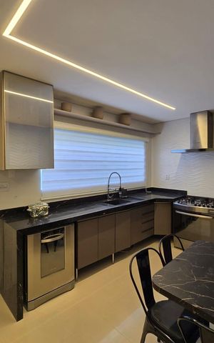Casa à venda com 300m², 4 quartos e 4 vagas Casa à venda com 300m², 4 quartos e 4 vagasCozinha