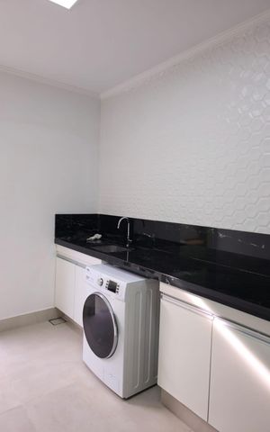 Casa à venda com 300m², 4 quartos e 4 vagas Casa à venda com 300m², 4 quartos e 4 vagasÁrea de Serviço