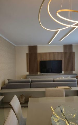 Casa à venda com 300m², 4 quartos e 4 vagas Casa à venda com 300m², 4 quartos e 4 vagasSala