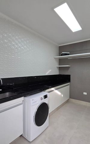 Casa à venda com 300m², 4 quartos e 4 vagas Casa à venda com 300m², 4 quartos e 4 vagasÁrea de Serviço