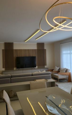 Casa à venda com 300m², 4 quartos e 4 vagas Casa à venda com 300m², 4 quartos e 4 vagasSala