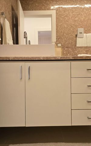 Casa à venda com 300m², 4 quartos e 4 vagas Casa à venda com 300m², 4 quartos e 4 vagasBanheiro Social