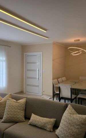 Casa à venda com 300m², 4 quartos e 4 vagas Casa à venda com 300m², 4 quartos e 4 vagasSala
