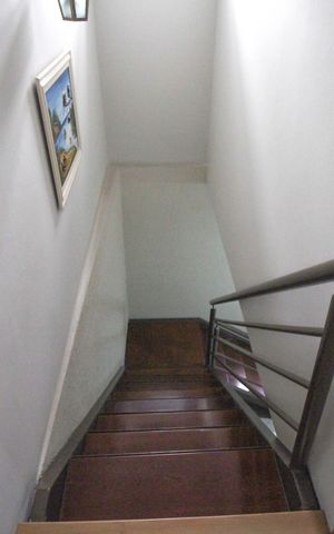 Casa à venda com 230m², 3 quartos e 2 vagas Casa à venda com 230m², 3 quartos e 2 vagasEscada