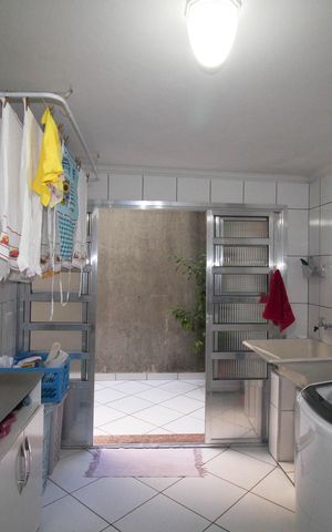 Casa à venda com 230m², 3 quartos e 2 vagas Casa à venda com 230m², 3 quartos e 2 vagasÁrea de Serviço