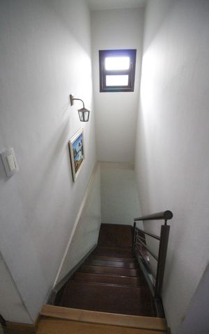 Casa à venda com 230m², 3 quartos e 2 vagas Casa à venda com 230m², 3 quartos e 2 vagasEscada